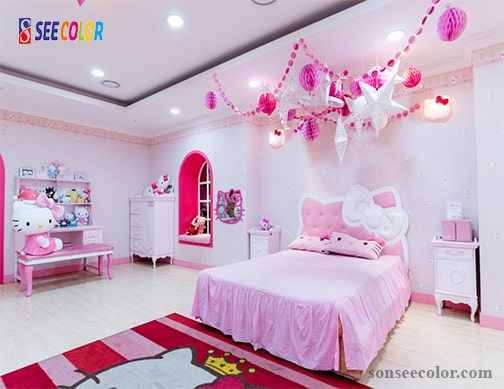 Phòng ngủ bé gái cũng được sơn màu hồng nhạt 