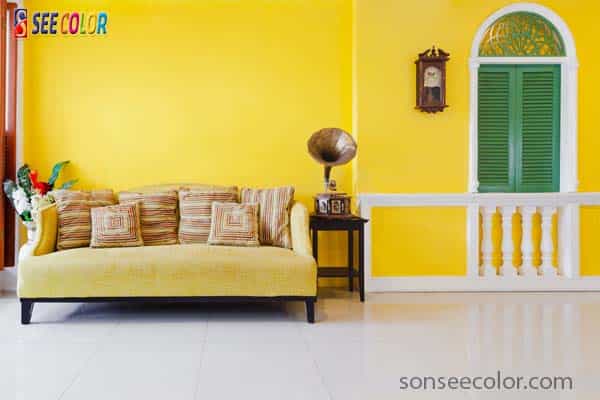 căn phòng được sơn màu vàng tươi đẹp